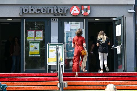 Die Arbeitslosigkeit in Berlin ist saisonbedingt im September etwas zurückgegangen. (Archivbild) Foto: Jens Kalaene/dpa