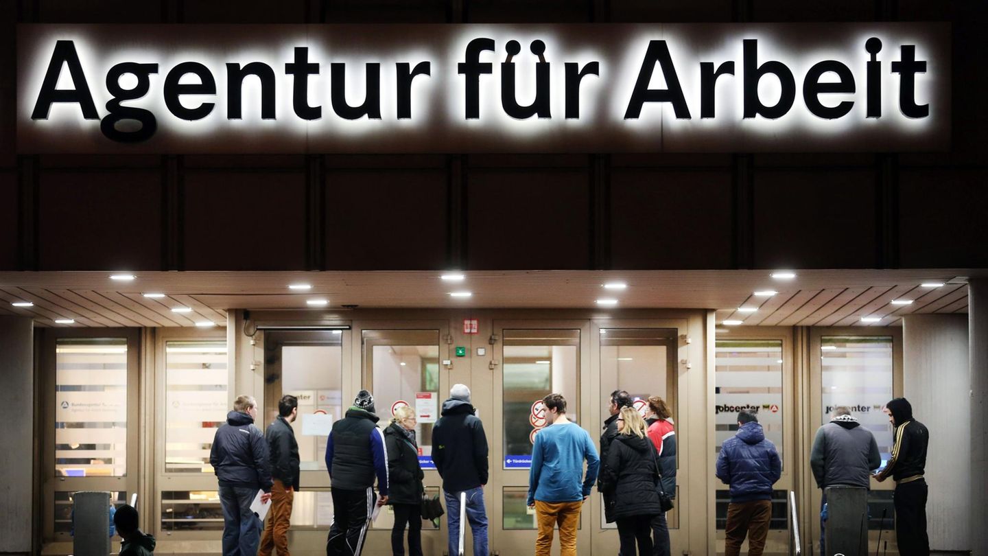 Arbeitssuchende stehen in Duisburg vor der Bundesagentur für Arbeit