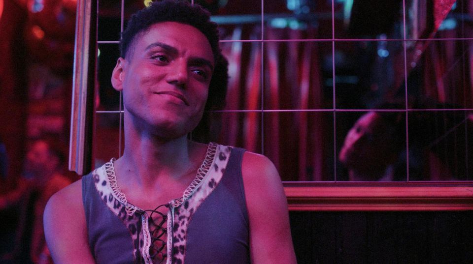Lamin Leroy Gibba als Lalo in "Schwarze Früchte", zu sehen in der ARD Mediathek