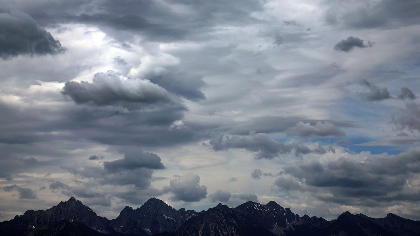 Nach dem Felssturz am Rubihorn bei Oberstdorf können die Fachleute derzeit den Schaden nicht untersuchen, weil es zu neblig ist.