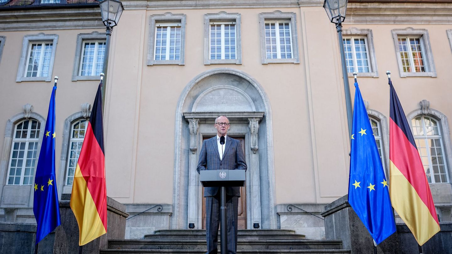 Bundeskanzler Friedrich Merz zeigt sich zum Auftakt der Klausurtagung des Bundeskabinetts in Berlin mit Blick auf die Wirtschaft
