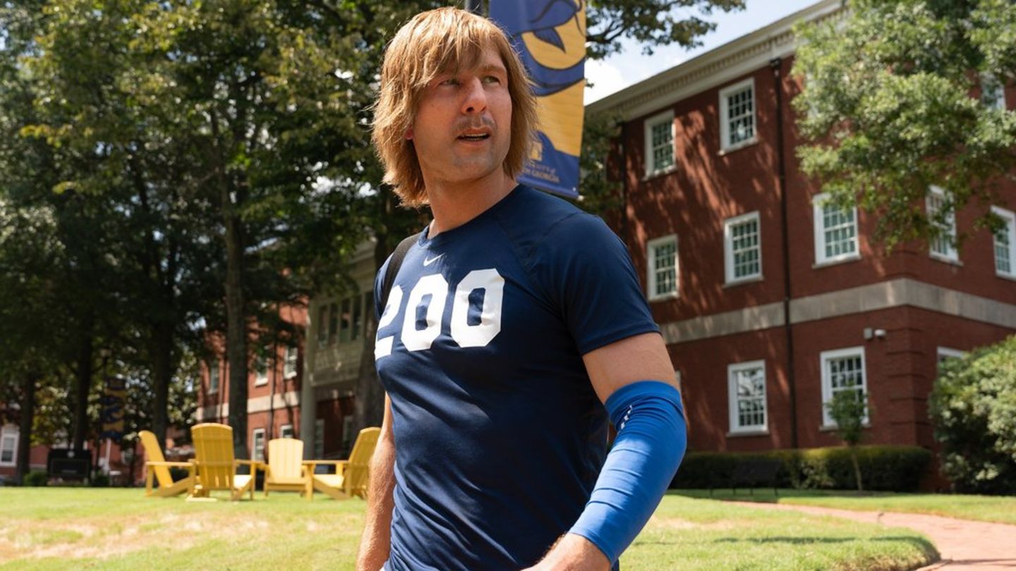 Glen Powell mit Gesichtsprothese in "Chad Powers".