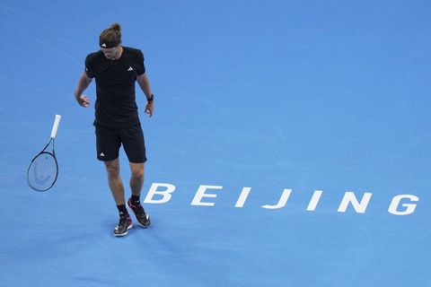 Alexander Zverev ließ seinen Frust am Schläger aus. Foto: Andy Wong/AP/dpa