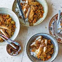 Weintipp zum Currygericht Tonkatsu: Ein fruchtiger Riesling oder ein leichter Pinot Noir harmonieren gut mit den süßlich-würzigen Aromen