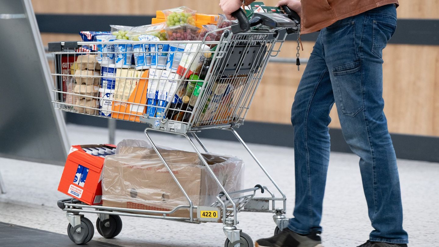 Viele Lebensmittel sind teurer als ein Jahr zuvor. Foto: Sebastian Kahnert/dpa