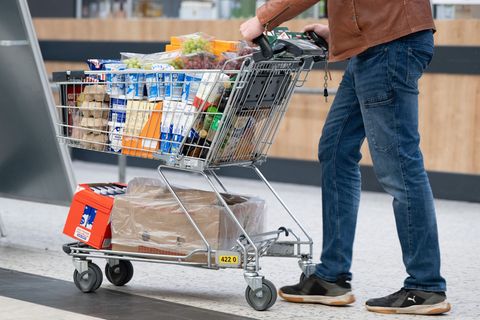 Viele Lebensmittel sind teurer als ein Jahr zuvor. Foto: Sebastian Kahnert/dpa