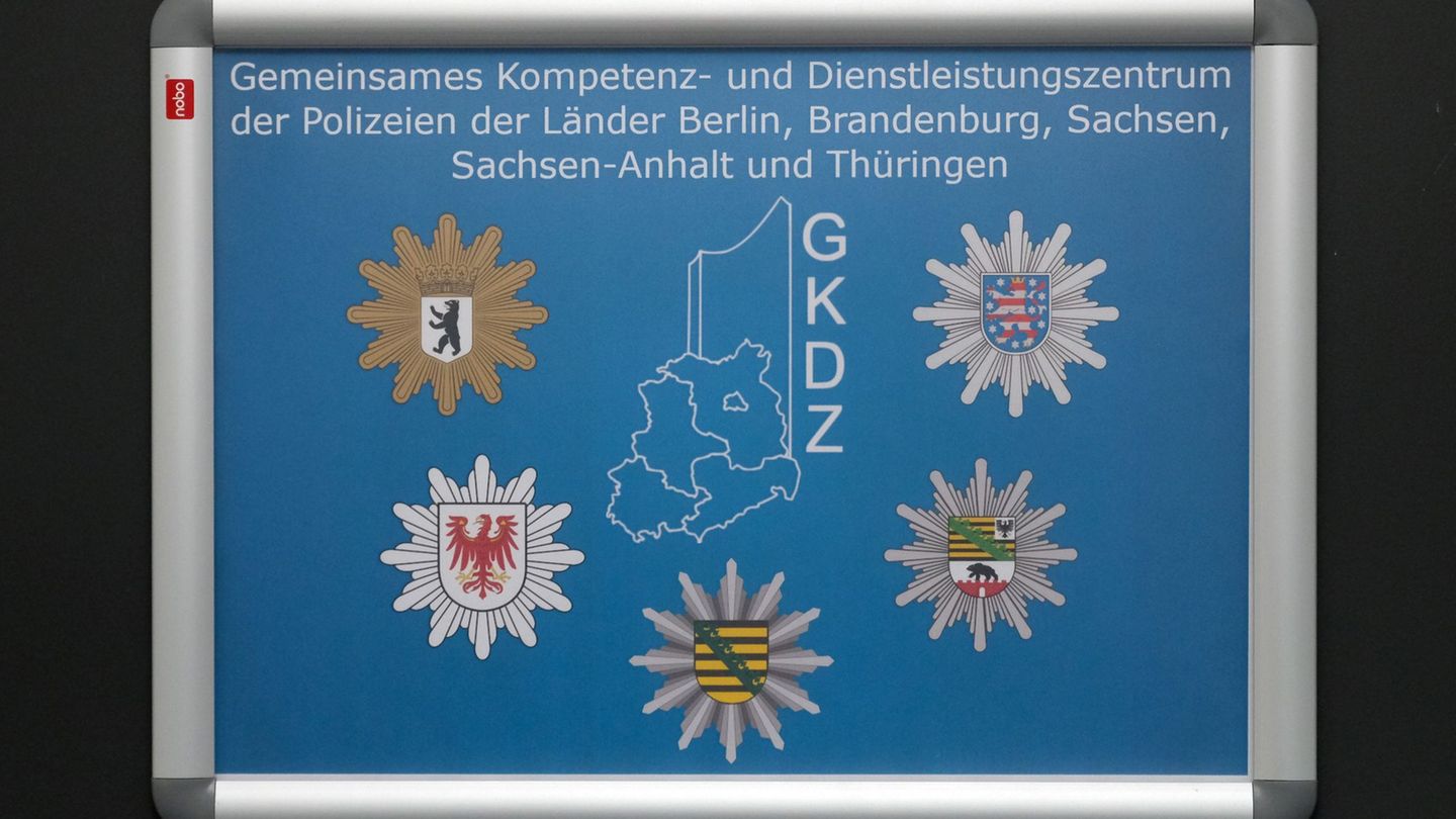 Ursprünglich sollte das "Gemeinsame Kompetenz- und Dienstleistungszentrums (GKDZ)" mit Sitz in Leipzig 2024 betriebsbereit sein.