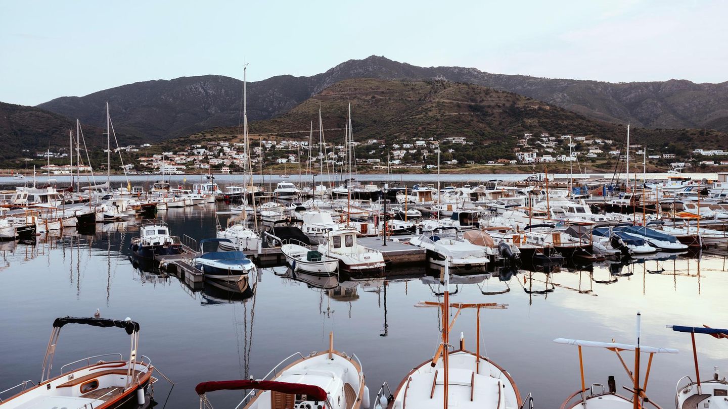 Boote im Hafen El Port de la Selva am Mittelmeer
