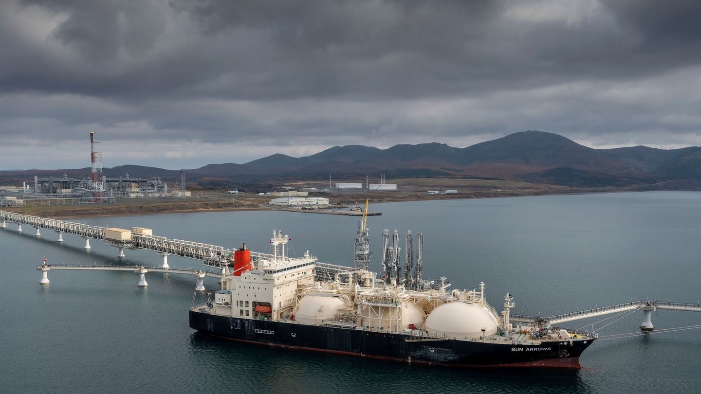 Unternehmen aus der EU importieren noch immer russisches LNG im Milliardenwert. (Archivbild) Foto: Uncredited/AP/dpa