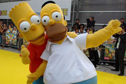 Als Homer und Bart Simpson verkleidete Schauspieler kommen 2007 in London zur Premiere des ersten Films "Die Simpsons". (Archivb