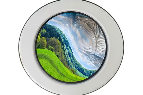 Symbolbild Greenwashing: Comic-Waschmaschine, in der sich eine Landschaft speigelt