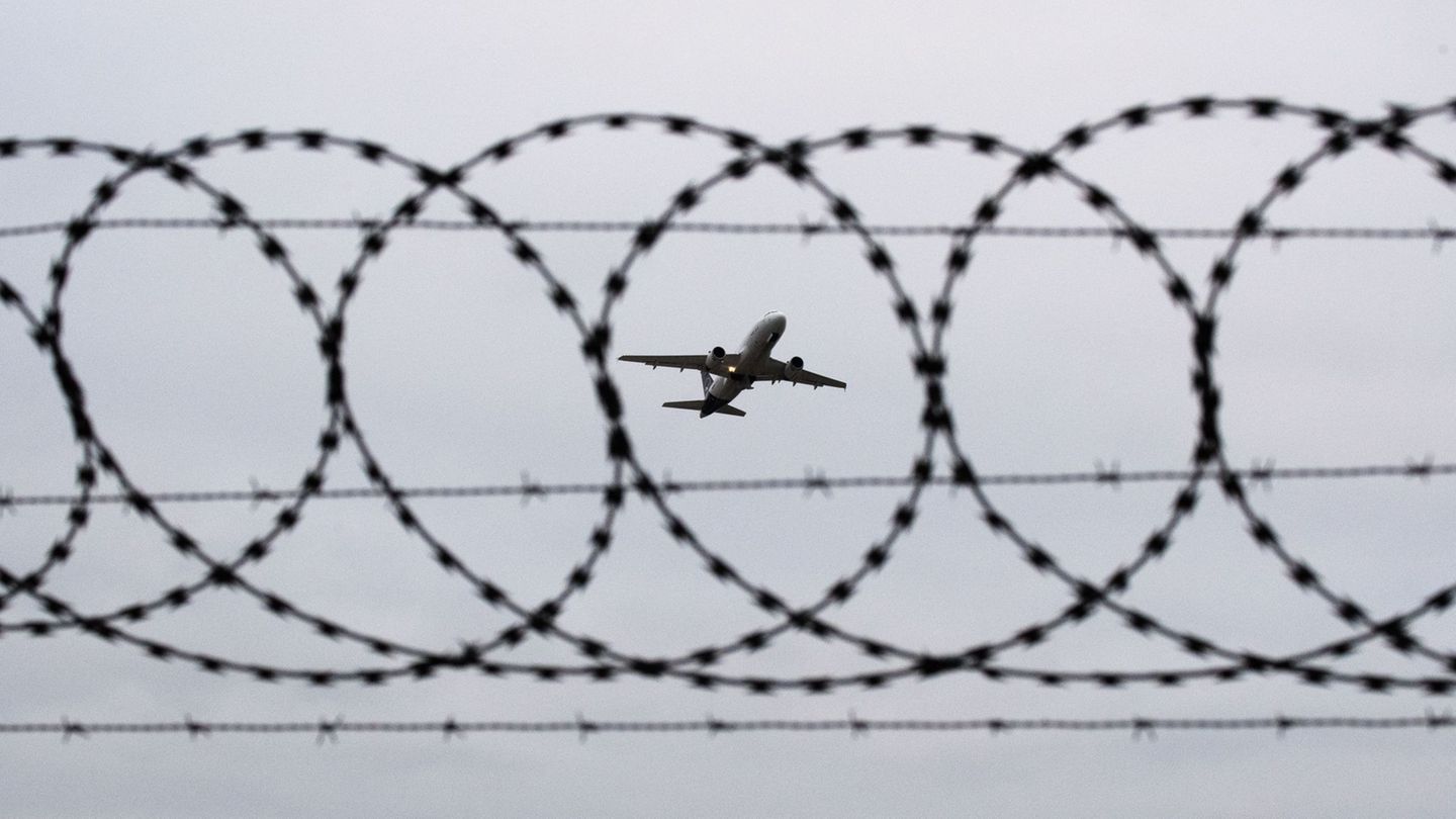 In diesem Jahr hat es mehrere Abschiebeflüge von Deutschland in den Irak gegeben. (Symbolbild) Foto: Julian Stratenschulte/dpa
