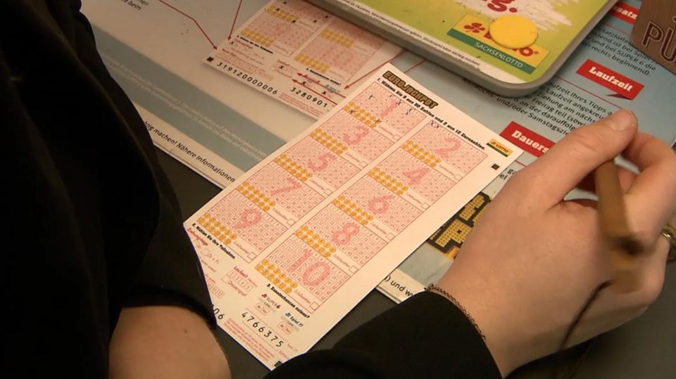 Familienvater findet Lottoschein nach sechs Monaten wieder – und gewinnt 15,3 Millionen