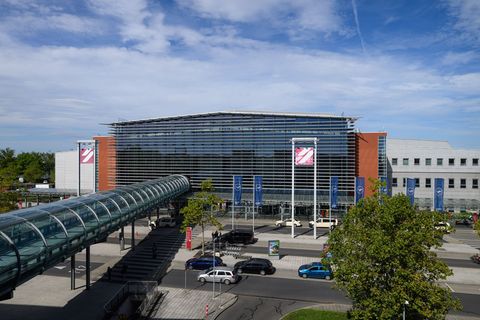 Blick auf den Flughafen Dresden International: Viele Flüge gehen zum Start der Herbstferien in den Süden. (Archivbild) Foto: Rob
