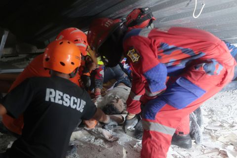 Die Retter suchten fieberhaft unter den Trümmern nach Überlebenden. Foto: Trisnadi/AP/dpa