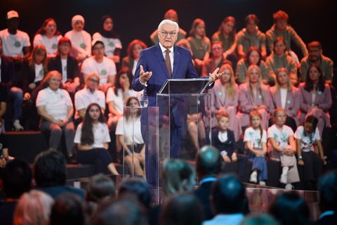Bundespräsident Frank-Walter Steinmeier spricht bei der Verleihung des Deutschen Schulpreises 2025. Foto: Bernd von Jutrczenka/d