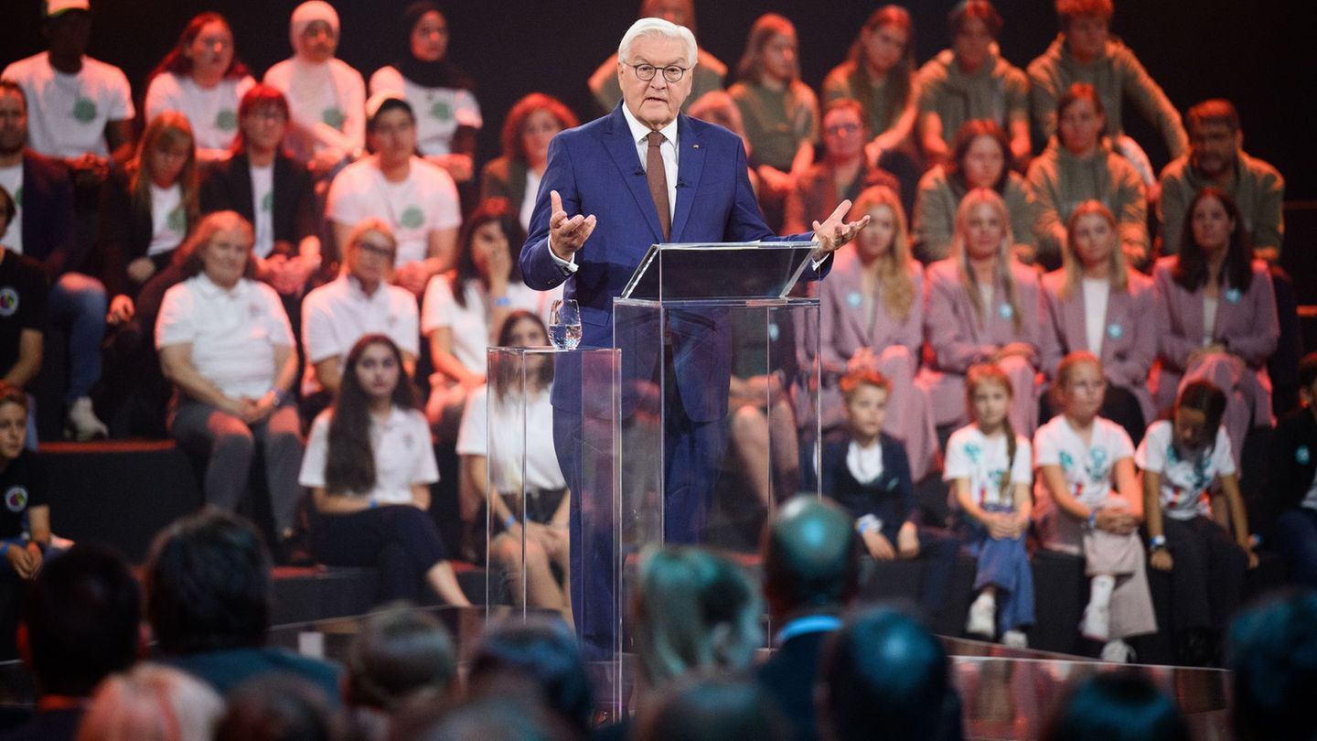 Bundespräsident Frank-Walter Steinmeier spricht bei der Verleihung des Deutschen Schulpreises 2025. Foto: Bernd von Jutrczenka/d