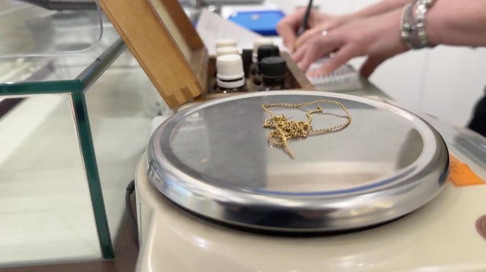 Eine Goldkette auf einer Waage