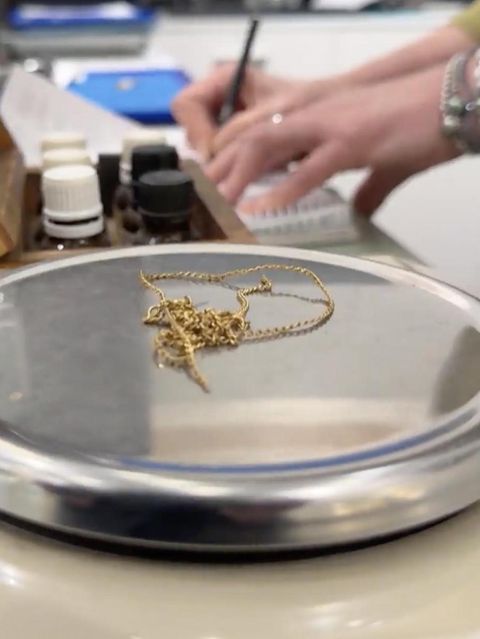 Eine Goldkette auf einer Waage