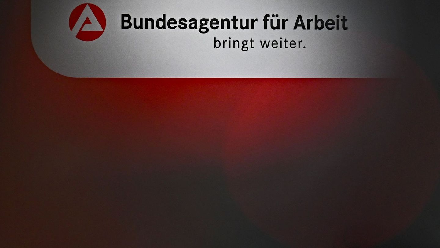 Saisonbedingt ist die Arbeitslosigkeit in Sachsen-Anhalt leicht zurückgegangen, bleibt aber höher als im Vorjahr. (Archivbild) F