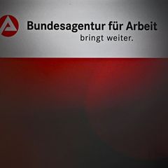 Saisonbedingt ist die Arbeitslosigkeit in Sachsen-Anhalt leicht zurückgegangen, bleibt aber höher als im Vorjahr. (Archivbild) F