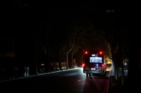 Bus im Dunkeln an einer Straße