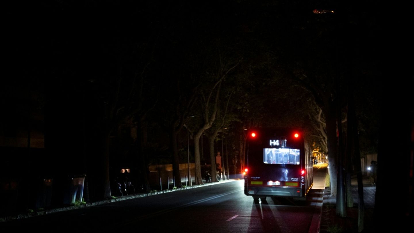 Bus im Dunkeln an einer Straße