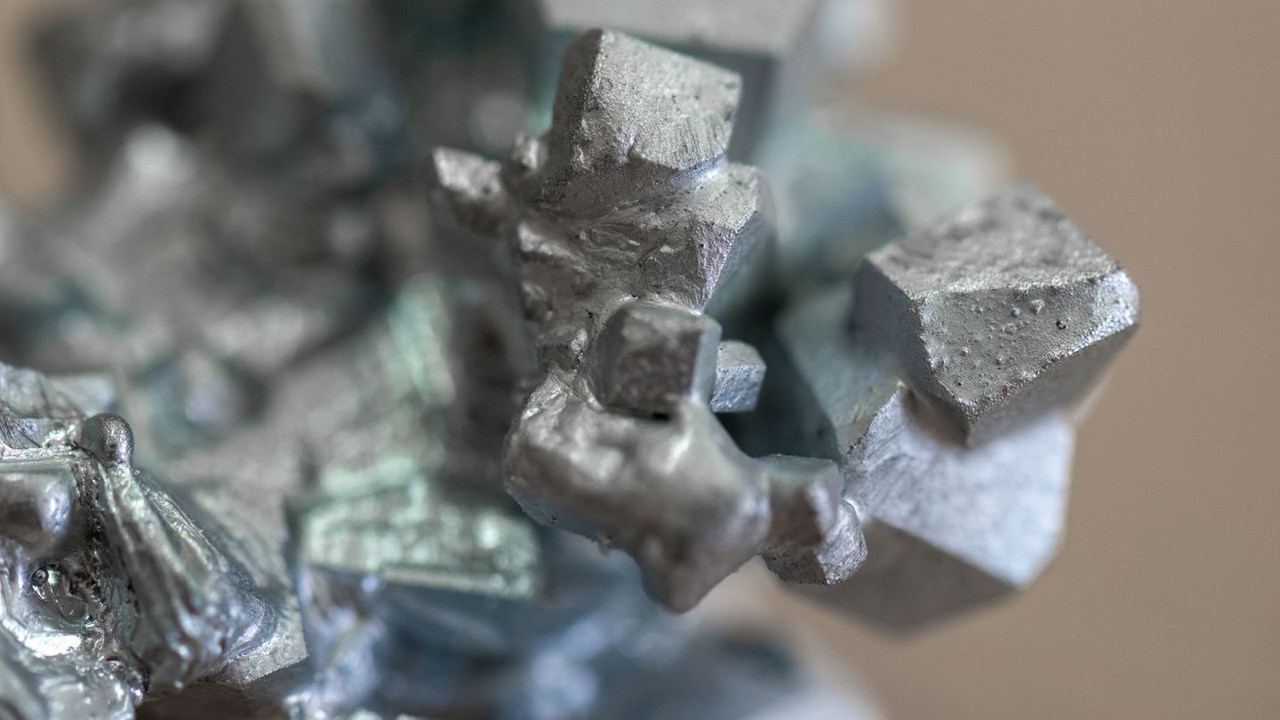 In Freiberg gewinnt eine Pilotanlage das strategisch wichtige Element Gallium zurück (Symbolbild). Foto: Hendrik Schmidt/dpa