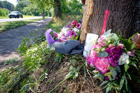 Zwei Jugendliche starben Anfang August noch an der Unfallstelle. Nach dem Unfall wurden Blumen abgelegt. (Archivbild) Foto: Henn