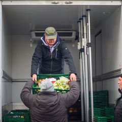 Die Tafeln in Sachsen-Anhalt haben rund 1.000 Helferinnen und Helfer. (Archivbild) Foto: Klaus-Dietmar Gabbert/dpa