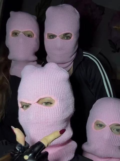 Frauen mit Sturmmasken
