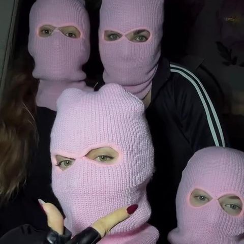 Frauen mit Sturmmasken