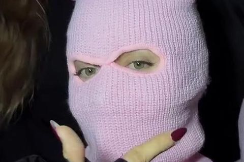 Frauen mit Sturmmasken