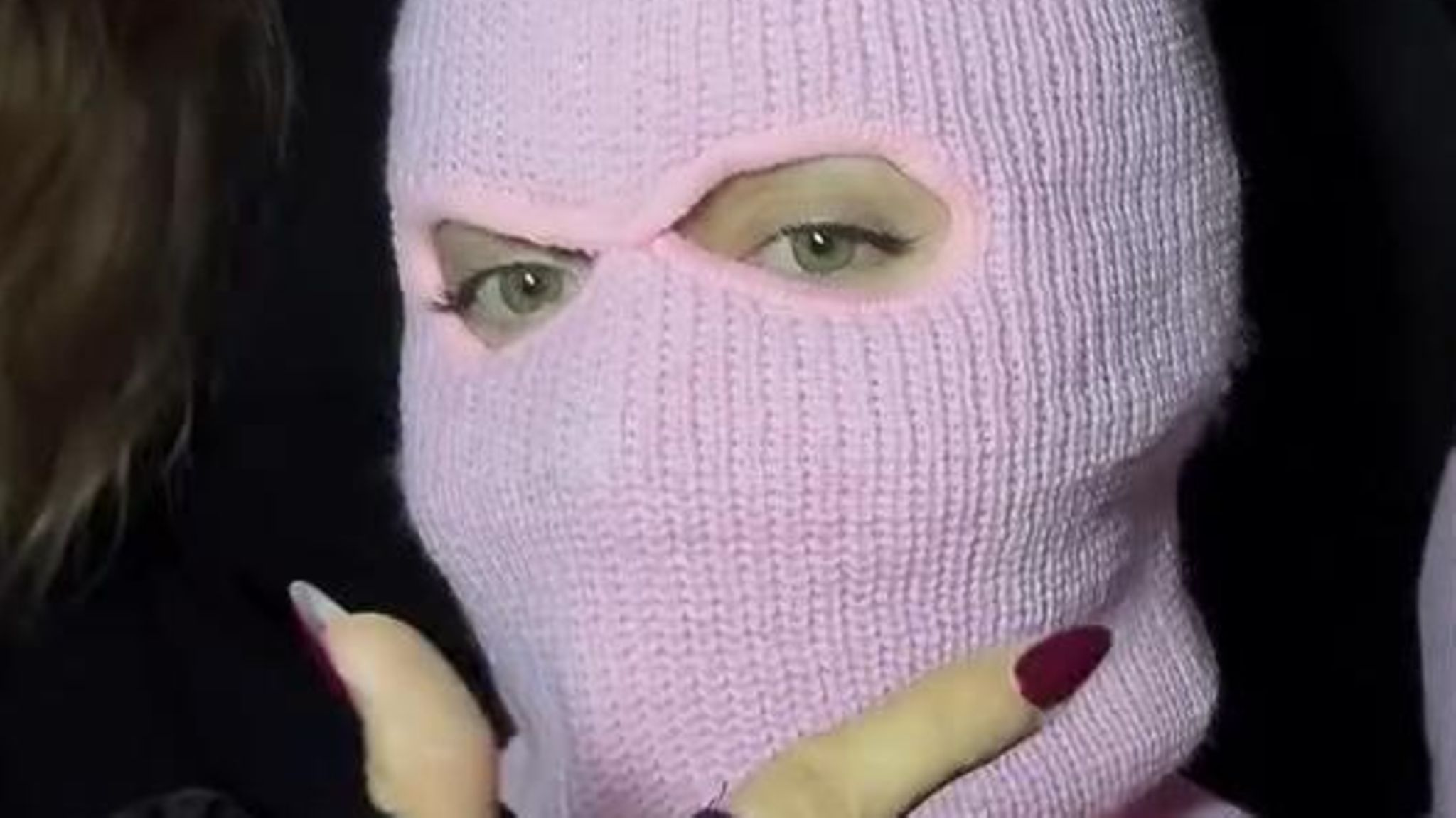 Frauen mit Sturmmasken