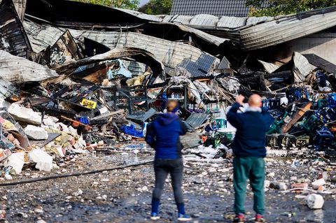 Die Sprengung eines Geldautomaten hat in Risum-Lindholm in der Nacht einen Gebäudebrand ausgelöst. Foto: Frank Molter/dpa