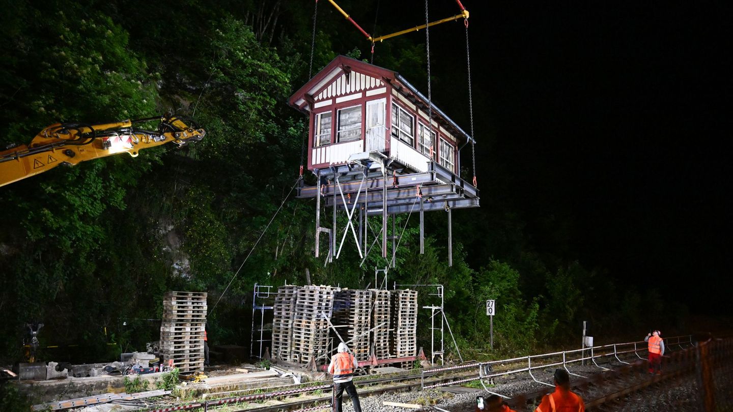 Das alte Stellwerksgebäude wurde über Wochen rund um die Uhr bewacht. (Archivbild) Foto: Bernd Weißbrod/dpa