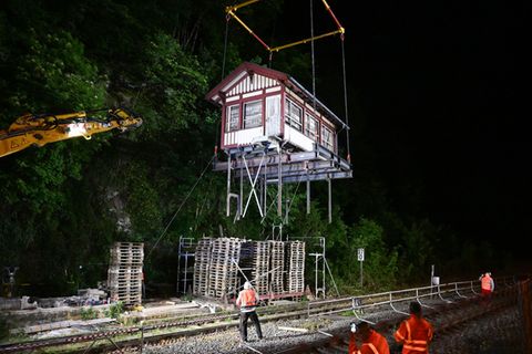 Das alte Stellwerksgebäude wurde über Wochen rund um die Uhr bewacht. (Archivbild) Foto: Bernd Weißbrod/dpa