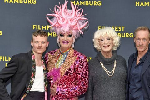 "Olivia"-Hauptdarsteller Johannes Hegemann mit Olivia Jones, Lilo Wanders sowie Schauspieler Stephan Kampwirth (v.l.n.r.).