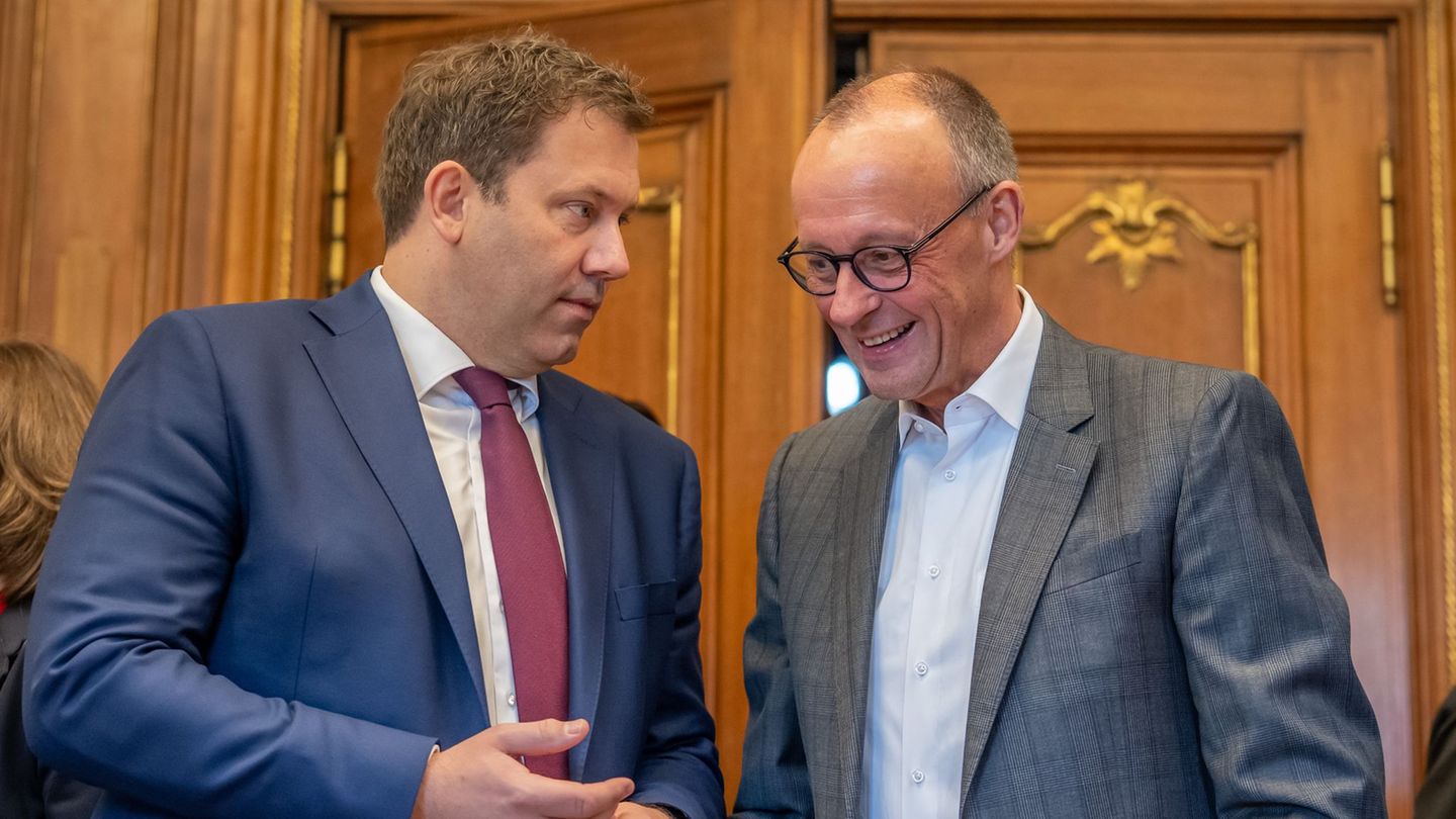 Heller Anzug, keine Krawatte: Der Kanzler überrascht bei der Kabinettsklausur mit neuem Outfit. Foto: Michael Kappeler/dpa-pool/