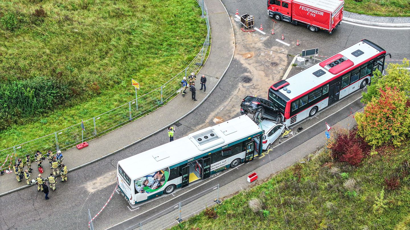 An einem Kreisverkehr in Oberkochen sind zwei Autos aufeinandergestapelt worden. Foto: Jason Tschepljakow/dpa