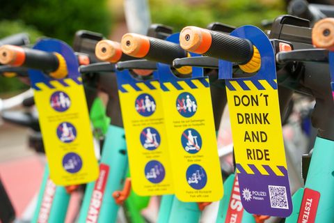Bisher sind vier Firmen auf dem Markt. Für die E-Scooter gibt es in Frankfurt ausgewiesene Parkflächen. Gewarnt wird auch vor Un