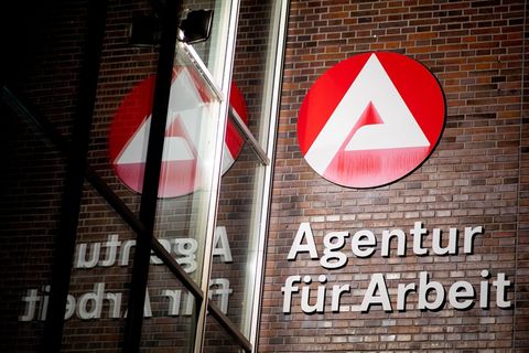 Der Arbeitsmarkt in Thüringen belebt sich leicht. (Symbolbild) Foto: Hauke-Christian Dittrich/dpa