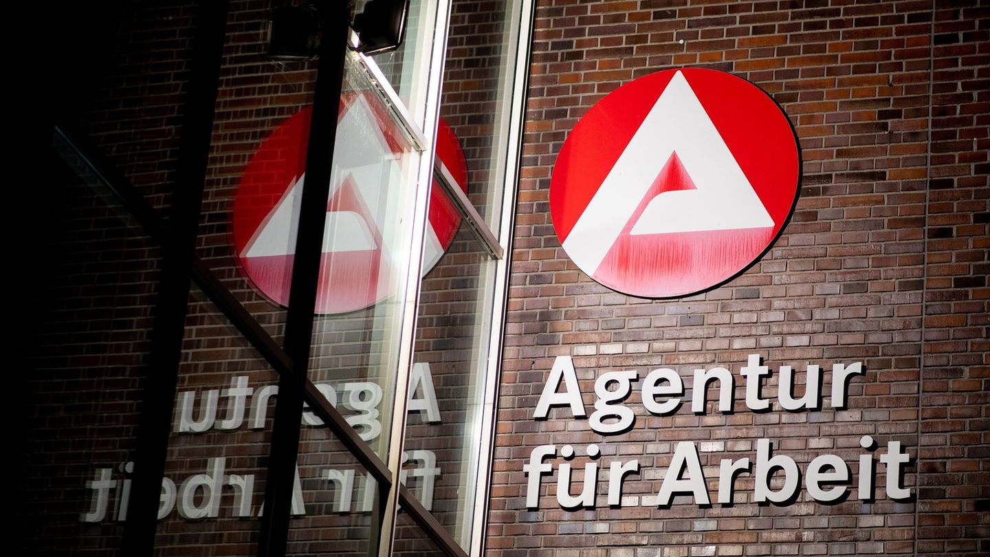 Der Arbeitsmarkt in Thüringen belebt sich leicht. (Symbolbild) Foto: Hauke-Christian Dittrich/dpa