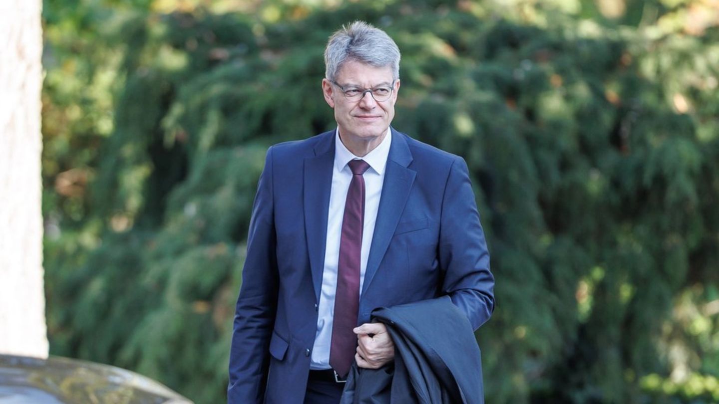 Patrick Schnieder sackte offenbar am Tagungstisch während einer Kabinettsklausur in Berlin in sich zusammen.