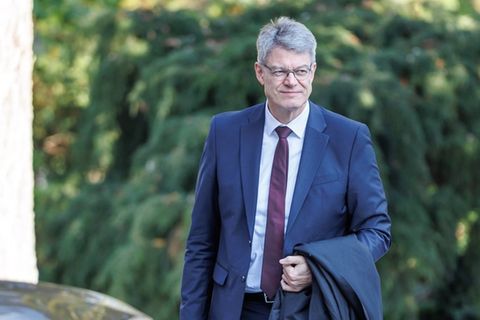 Patrick Schnieder sackte offenbar am Tagungstisch während einer Kabinettsklausur in Berlin in sich zusammen.