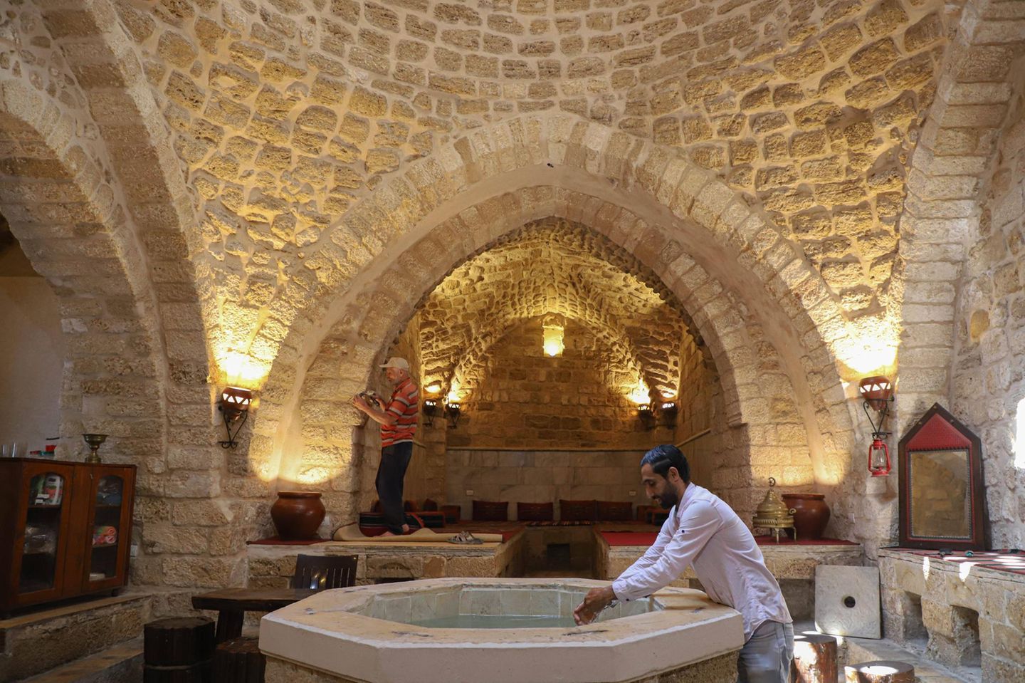 Palästinensische Arbeiter restaurieren am 23. Mai 2022 Teile des Hamam al-Samra