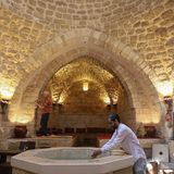 Palästinensische Arbeiter restaurieren am 23. Mai 2022 Teile des Hamam al-Samra