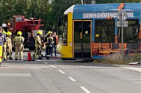 Die Straßenbahn ist bei dem Unfall in der Nähe des Berliner Alexanderplatzes entgleist