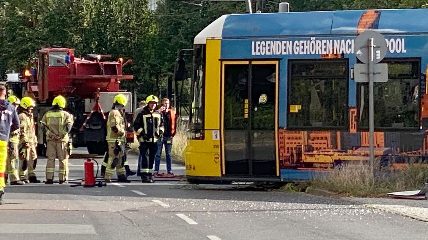 Die Straßenbahn ist bei dem Unfall in der Nähe des Berliner Alexanderplatzes entgleist