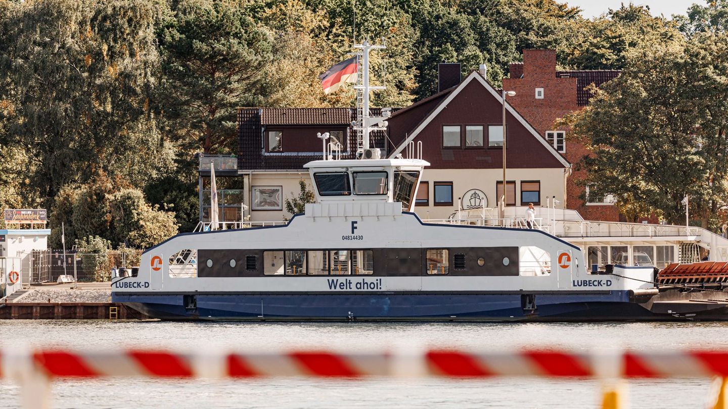 Die Hybridfähre in Lübeck ist ein Fall im Schwarzbuch des Bundes der Steuerzahler. Foto: Markus Scholz/dpa